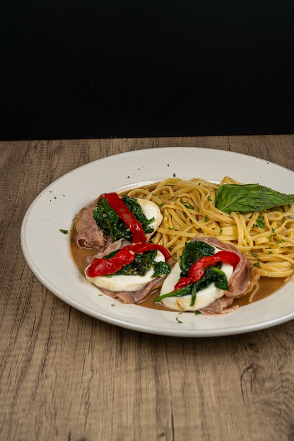 Spaghetti with prosciutto, mozzarella and roasted peppers